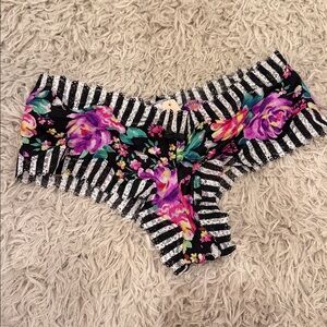 NWT VTG Victoria’s Secret Cheeky Floral Butterfly Lace Panty Small